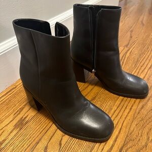 EUC Marc Fisher “Lysia” leather ankle bootie